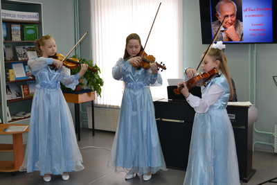 три скрипачей Детской музыкальной школы f239a